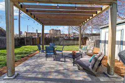 Image de New! Euro-Chic Urban Getaway | Light & Bright Space w/ Modern Kitchen & Bathroom | Walk to Downtown!