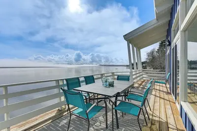 Image de Decks & Views: Waterfront Shelton Home