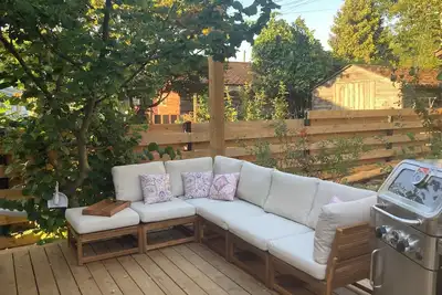 Natural Nook by Nelson lakeside park. Downtown walkable and pet friendly!