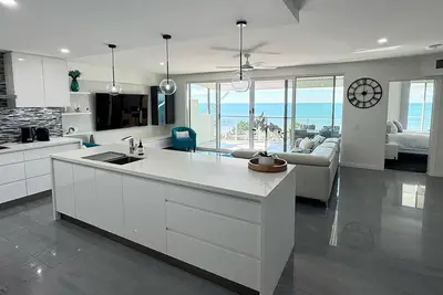 Image de 3 Bedroom Beachfront Penthouse w/Epic Rooftop & Ocean Views