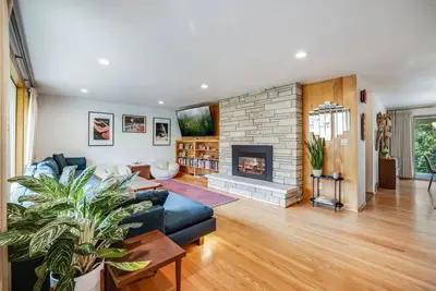 Image de Cozy Gem w/ Shared Hot Tub & A/C