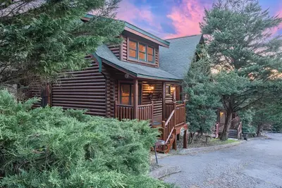 Image de Hot Tub, Game Room, Air Hockey, Near Dollywood & Smoky Trails | Bear Creek Way