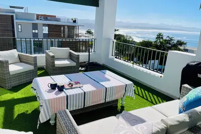 Image de Luxury 3-Bed Sea-View Apartment in Plett: Ocean, Lagoon & City Vistas