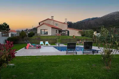 Image de Maison spacieuse à Ribeira avec piscine