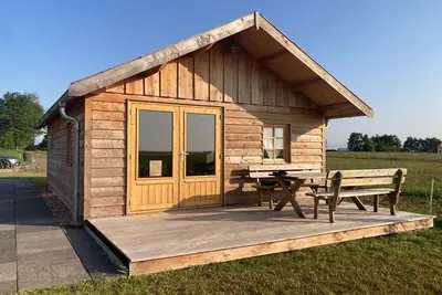 Image de Maison en Bois en Frise avec Ferme Animée