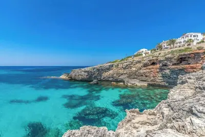 Image de Spectacular and spacious villa on the seafront, close to the beach.