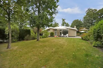 Image de Well-kept bungalow with large fenced garden in a quiet park