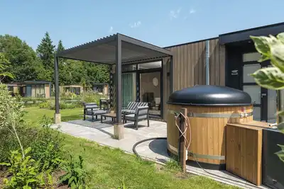 Image de Luxury Batenburgh Deluxe with hot tub. Enjoy a hot tub, atmospheric outdoor space, and a lounge area with an outdoor fireplace.