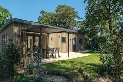 Image de Enjoy a luxurious holiday home for 5 persons in the wooded nature of the Veluwe, complete with modern amenities, air conditioning, and a stylish pergola for optimal comfort.