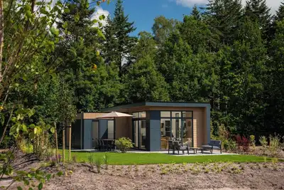 Image de Essenburgh: Spacious and stylish home for 6 people with three bedrooms, a modern kitchen, a cozy outdoor space, and a private hot tub for ultimate relaxation. Enjoy luxury and nature in the Veluwe.