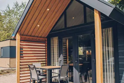 Image de Experience luxury and nature in the Tiny Lodge in the Veluwe! With 2 bedrooms, a fully equipped kitchen, and air conditioning.