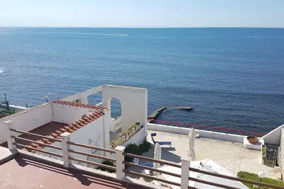 Image de Gorgeous villa with direct descent to the sea