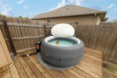 Image de Hot Tub • Foosball • Fenced Yard • Parking