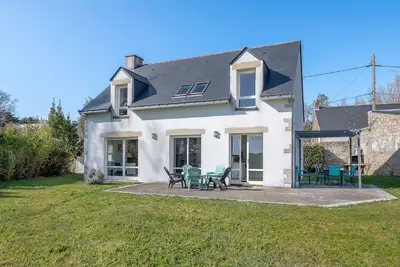 Image de 50m de la plage, jolie maison avec jardin pour 10