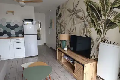 Image de Évasion détente : appartement rénové avec terrasse, à deux pas de la plage!