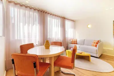 Un 1-Ch Rétro Chic avec Services - Champs-Elysées