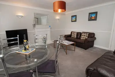 Image de Stylish 2-bed apartment close to beach & town