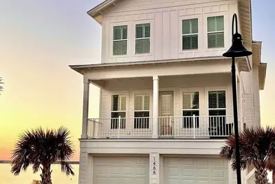 Image de 🏝️Pearl Hideaway: 30a Style Luxury Waterfront Home | Stunning Sunsets🏝️