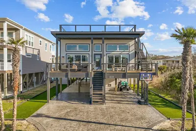 Image de Rooftop Deck, Ocean Views, & Backyard Oasis in Oki