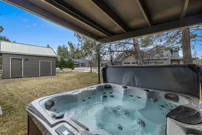 Image de Book both units for two separate living areas together. Offering a total of 4 be