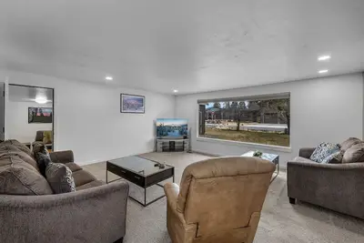 Image de 2 Bedrooms, Private Hot Tub, Media Room, Dog friendly with Yard Space. Unit B