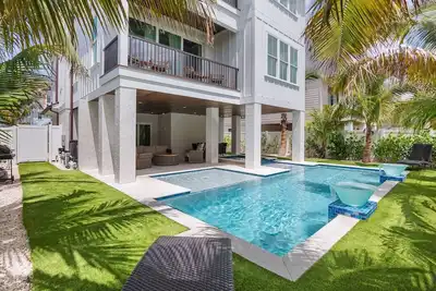 Image de Majestic Summer: Stunning 7-Bedroom Home with Rooftop Deck Near Gulf Beaches!