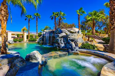 Image de Luxurious home with an outdoor kitchen, private pool & spa - close to golf