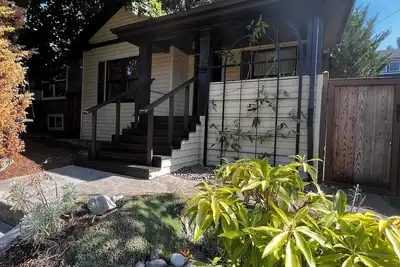 Image de Centrally located 3 bedroom 2 bathroom craftsman home.