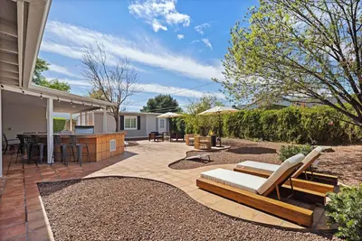 Image de Stylish Home w/Casita, Grill, Mins to Airport