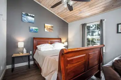 Image de Tiled Shower, Walk to Main, Kitchenette, Smart Tv