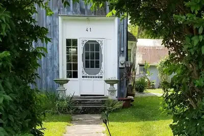 Image de Comfortable and elegantly appointed home in this unique small port town.