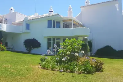 Spacieux appartement, terrasse confortable, près de la plage et des commerces.