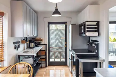 Image de Coastal Comfort—Walk to Beach & Cafés