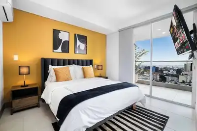 H706 - Stylish 2br / Perfect Views & Rooftop Pool
