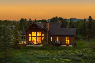 Image de Basecamp Stays: Upscale Chalet w/ A/C & Hot Tub!