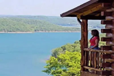 Image de Two Story Beaver Lake Cabin, Mountain Top lakeview with dock & Spectacular View!