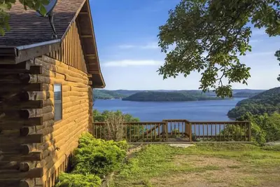 Image de Lake Shore Cabin on Beaver Lake with Boat Dock & Swim Deck