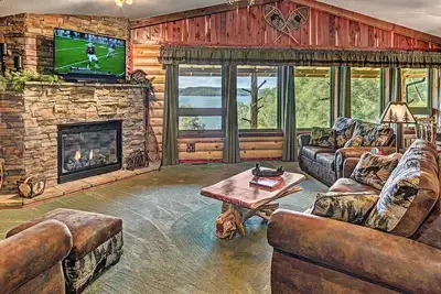 Image de Beaver Lake Waterfront Homestead House with Hot Tub On Beaver Lake w/Dock/Slips. Rate based on 4 people.