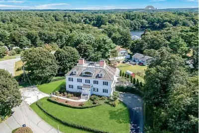 Image de Spacious Coastal Getaway with Stunning Waterviews 4-bed home in Buzzards Bay