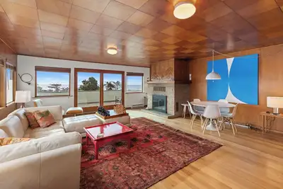 Image de Mid-century Mod Apt - Ocean Views Stinson Getaway