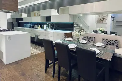 Image de Chic 3br house w/ Parking, King Bed, Full Kitchen, Patio, Wifi on a quiet street