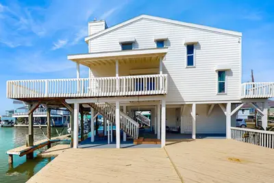 Image de Stunning waterfront home with spacious deck and beautiful view