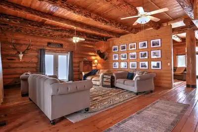 Image de Grand Family Lodge Sleeps 30*Events allowed dry camping, youth groups, corporate