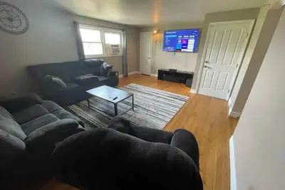 Image de Spacious University area 2 bedroom apartment 1 mile from Su. Parkside view!
