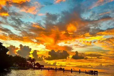 Image de Beachfront Estate with Dock and 4 Bedrooms