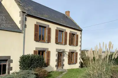 Image de Maison à la campagne avec terrain clos. Animaux de compagnie bienvenus!