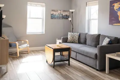 Image de Beautiful First Flr, 2-Bedroom Apt w/ Free Parking