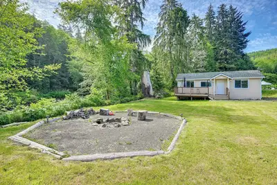 Image de Walk to Beach: Creek-Front Sekiu Home w/ Fire Pit!