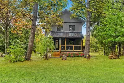 Image de 10 Mins to Algonquin, Hot tub, Games