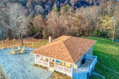 Image de Silox Getaway Hot Tub Movie\/Game Room Mtn Views